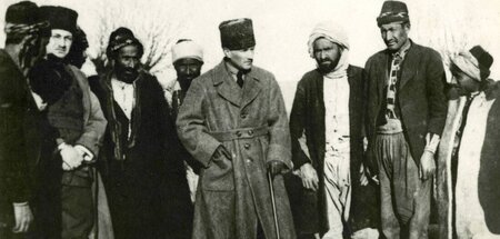 Mustafa Kemal Pascha (M.), der sich später Kemal Atatürk (Vater ...