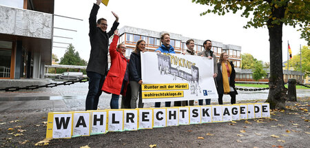 Mitglieder des Vereins »Mehr Demokratie« vor dem Bundesverfassun...
