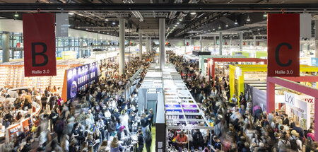 Großer Andrang, volle Hallen: Buchmesse in der Mainmetrople am F...