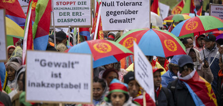 Klar und deutlich: Teilnehmende der Demonstration des Zentralrat...