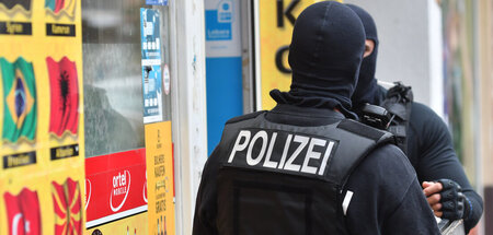 Einsatzkräfte der Polizei vor einem Kiosk im Berliner Stadtteil ...
