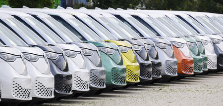 Geldmaschinen: Neuwagen stehen am Nutzfahrzeug-Werk von VW (Hann