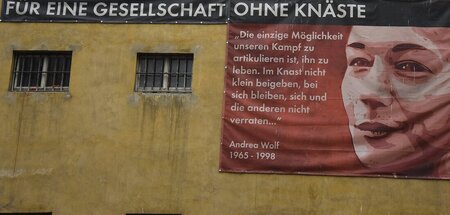 Erinnerung an Ronahî am ehemaligen Polizeigefängnis in der Frank...