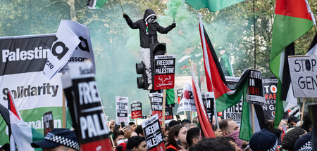 Solidarität kann man nicht verbieten: Riesige Demonstration gege...