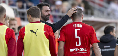 Sreto Ristić, Trainer des Halleschen FC, tröstet seinen Spieler ...