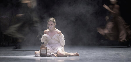 Emma Bovary (Weronika Frodyma) greift zur eimergroßen Flasche mi... Emma Bovary (Weronika Frodyma) greift zur eimergroßen Flasche mi...