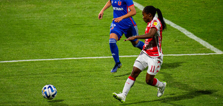 Zweikampf zwischen Karen Fuentes (l.) von Universidad de Chile u... Zweikampf zwischen Karen Fuentes (l.) von Universidad de Chile u...
