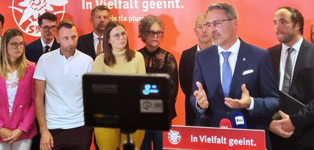 Pressekonferenz nach Wahlschlappe: Südtiroler Landeshauptmann Ar... Pressekonferenz nach Wahlschlappe: Südtiroler Landeshauptmann Ar...