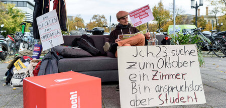 Bettelstudent sucht ein Zuhause, statt des Sofas im Vorhof der T...