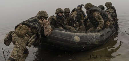 Eine Gruppe ukrainischer Soldaten setzt vom Ufer des Dnipro ab (... Eine Gruppe ukrainischer Soldaten setzt vom Ufer des Dnipro ab (...