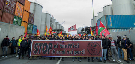»Stopp dem Waffenhandel in den Häfen«: 10.000 Demonstranten folg... »Stopp dem Waffenhandel in den Häfen«: 10.000 Demonstranten folg...