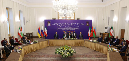 Am Verhandlungstisch: »Drei plus drei«-Treffen in Teheran (23.10... Am Verhandlungstisch: »Drei plus drei«-Treffen in Teheran (23.10...
