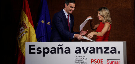 Unterzeichnungsbereit: Yolanda Díaz und Spaniens amtierender Pre... Unterzeichnungsbereit: Yolanda Díaz und Spaniens amtierender Pre...