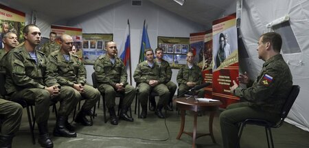 Dmitri Medwedew (rechts) im Gespräch mit Offizieren auf dem Trup
