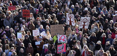 Zu Tausenden auf der Straße: Frauenstreiktag in Reykjavik am Die... Zu Tausenden auf der Straße: Frauenstreiktag in Reykjavik am Die...