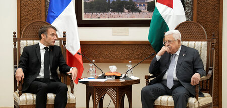 Zwei Stühle: Emmanuel Macron und Mahmud Abbas in Ramallah Zwei Stühle: Emmanuel Macron und Mahmud Abbas in Ramallah