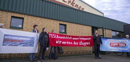 Plakativer Protest gegen automobile Produktion im Trinkwassersch... Plakativer Protest gegen automobile Produktion im Trinkwassersch...