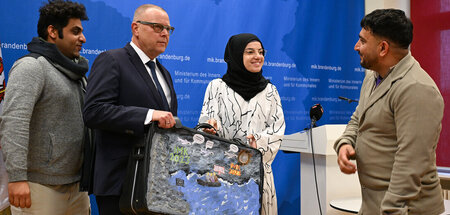 So sehen Sieger aus: Brandenburgs Innenminister bekommt den Prei... So sehen Sieger aus: Brandenburgs Innenminister bekommt den Prei...