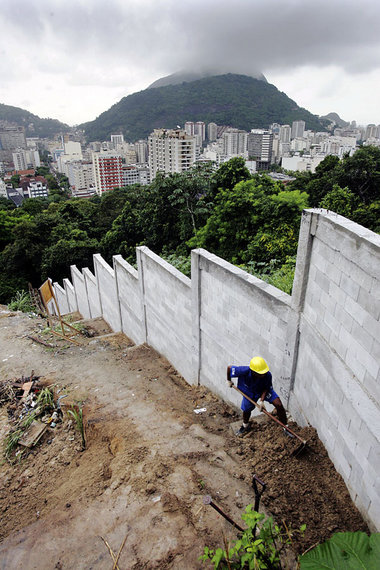 In Rio de Janeiro werden die Armen samt ihrer Slums eingemauert