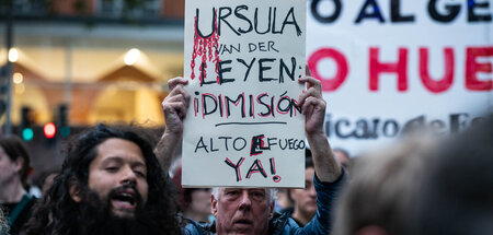 Ursula muss weg: Protestplakat auf einer Demo in Madrid (18.10.2...