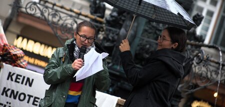 Kundgebung des Aktionsbündnisses »Kein Knoten für Zetkin« vor de...