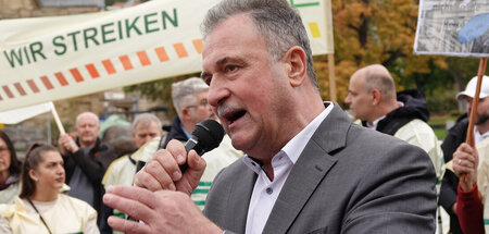 Claus Weselsky, Vorsitzender der GDL, spricht auf einer Kundgebu...