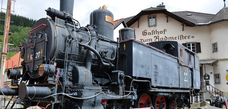Dampflokomotive der Erzbergbahn und lange geschlossener Gasthof ...