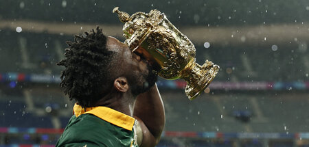 Die lebende Legende: Südafrikas Kapitän Siya Kolisi küsst den »W...