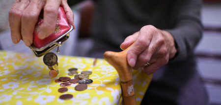 Preise steigen, Renten sinken: Eine Rentnerin schüttet den Inhal...