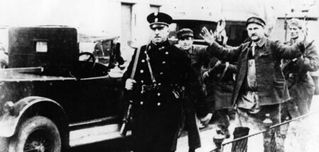 Gefangene Arbeiter werden im Februar 1934 in Wien abgeführt