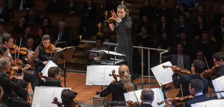 Wladimir Jurowski dirigiert das hundertjährige Rundfunk-Sinfonie... Wladimir Jurowski dirigiert das hundertjährige Rundfunk-Sinfonie...
