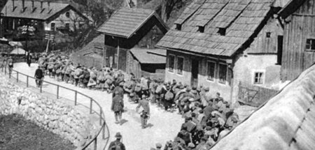 Häftlinge während eines Todesmarschs durch Kralupy (Böhmen) Häftlinge während eines Todesmarschs durch Kralupy (Böhmen)