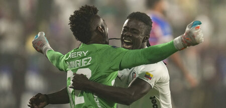 Torhüter Alexander Domínguez (l.) und Ricardo Adé von Liga Depor...