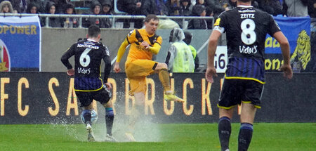 Wasserball beim Spiel von Dynamo Dresden gegen den 1. FC Saarbrü...