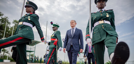 Stechschritt für den Kanzler: Olaf Scholz am Sonntag in Abuja, N...