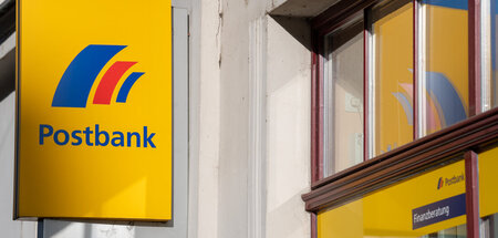 Demnächst deutlich seltener im Stadtbild: Logo der Postbank an d