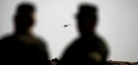 Unterwegs in den befreiten Gebieten der Westsahara: Hubschrauber...