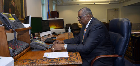 US-Verteidigungsminister Lloyd Austin am Telefon