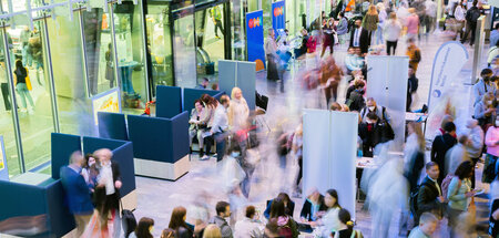 Reges Treiben auf einer Jobmesse der Industrie- und Handelskamme...
