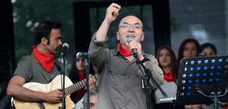In Freiheit: İhsan Cibelik (M.) singt auf einer Kundgebung der D...