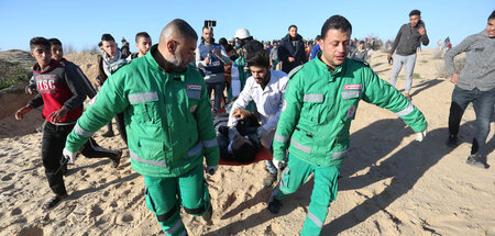 Nahezu Alltag in Palästina: Ein verletzter Journalist wird nahe ...