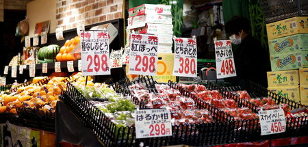 Konsum und Export sind in Japan durch Inflation und verlangsamte... Konsum und Export sind in Japan durch Inflation und verlangsamte...