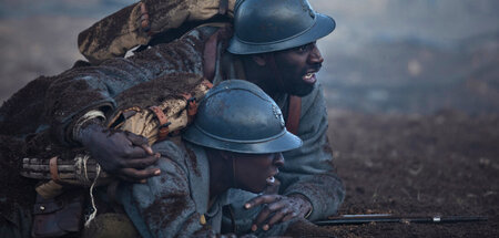 Im Gefecht: Rinderhirte Bakary Diallo (Omar Sy) und Sohn Thierno... Im Gefecht: Rinderhirte Bakary Diallo (Omar Sy) und Sohn Thierno...