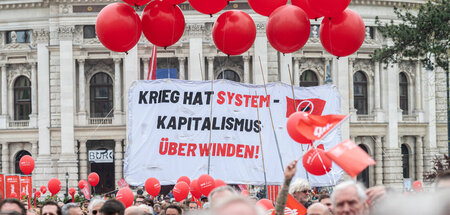 Selten geworden: Antikriegslosung bei einer Maikundgebung in Wie... Selten geworden: Antikriegslosung bei einer Maikundgebung in Wie...