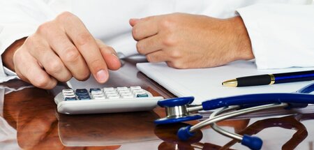 Rechnungen der Hospitäler türmen sich, die Bilanzen rutschen tie... Rechnungen der Hospitäler türmen sich, die Bilanzen rutschen tie...