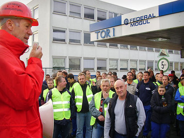Streikversammlung am Dienstag bei Federal Mogul in Wiesbaden Streikversammlung am Dienstag bei Federal Mogul in Wiesbaden