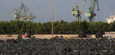 Das Ilva-Stahlwerk in Taranto steckt bereits seit vielen Jahren ... Das Ilva-Stahlwerk in Taranto steckt bereits seit vielen Jahren ...