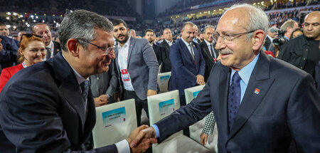 Kemal Kılıçdaroğlu (r.) begrüßt auf dem CHP-Kongress in Ankara s... Kemal Kılıçdaroğlu (r.) begrüßt auf dem CHP-Kongress in Ankara s...