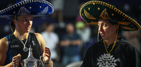Ausnahmsweise mit Sombrero: Finalistinnen Iga Swiatek (mit Pokal... Ausnahmsweise mit Sombrero: Finalistinnen Iga Swiatek (mit Pokal...