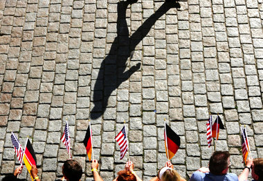 Große Ereignisse werfen ihre Schatten voraus. Jubel-CDUler warte...